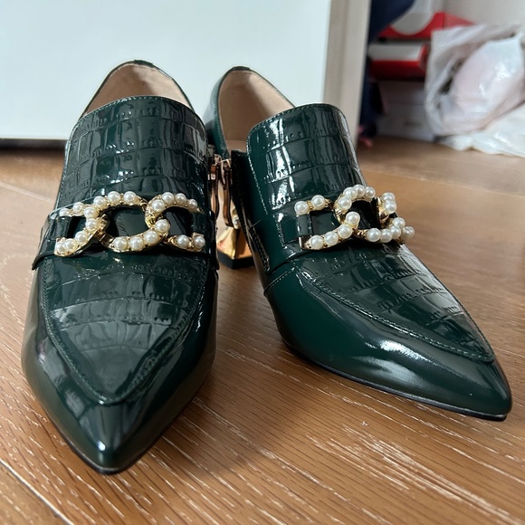 NEW Sexy Work Loafer Heels with Pearl Chain Accent (W5.5) - Picture 4 of 4